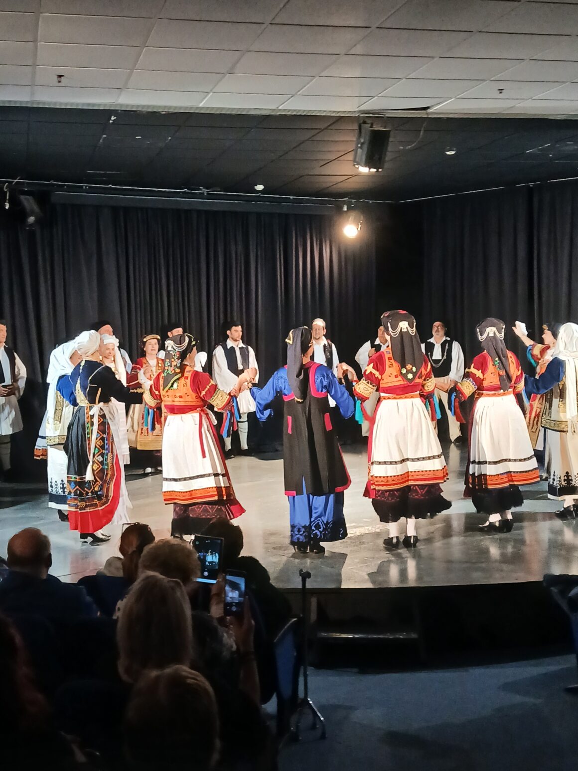Αφιέρωμα Στο Γ. Καραϊσκάκη, Με Παραδοσιακούς Χορούς.