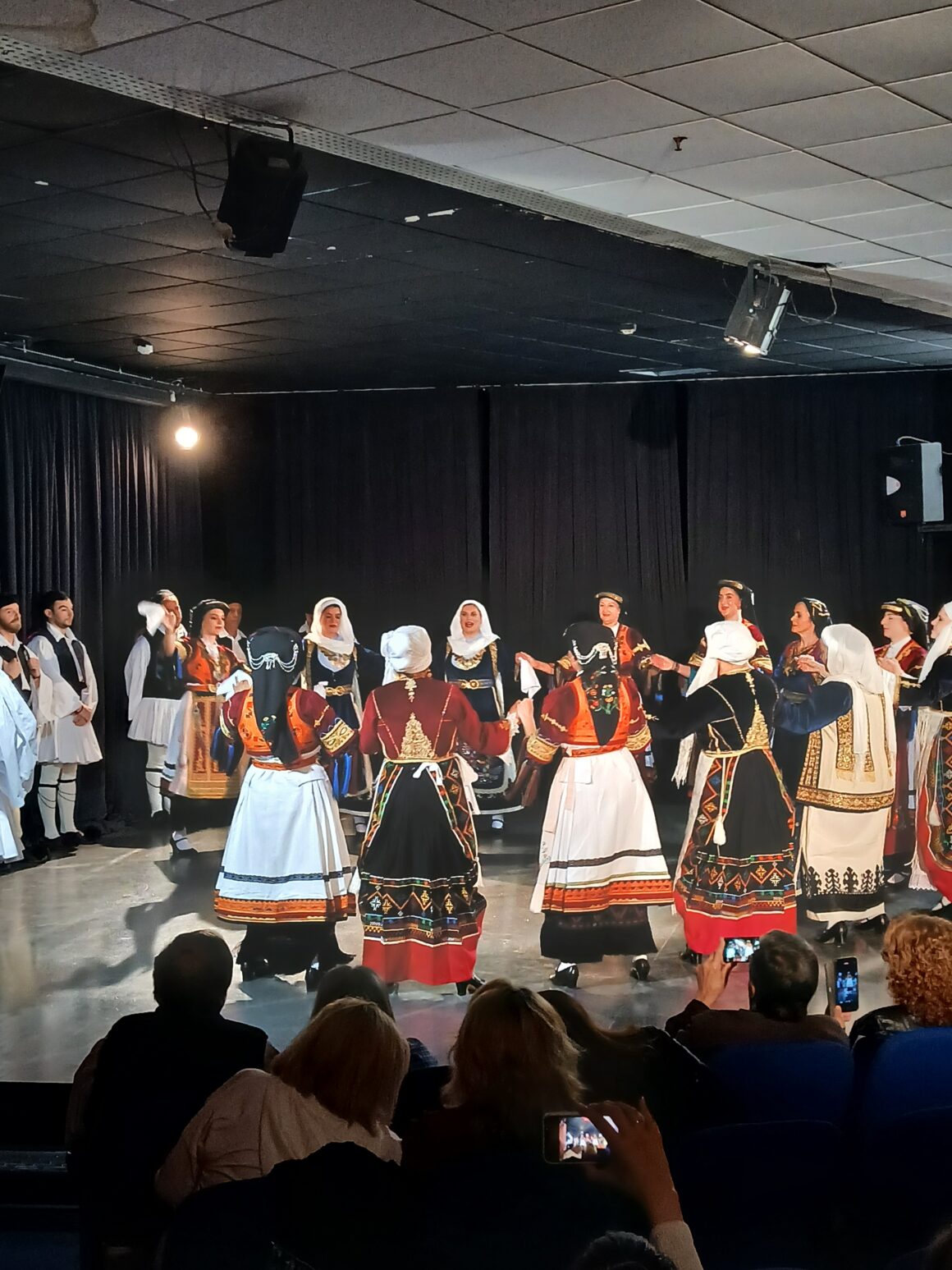 Αφιέρωμα Στο Γ. Καραϊσκάκη, Με Παραδοσιακούς Χορούς.